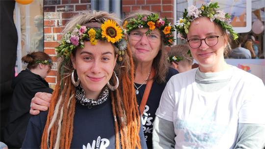 Bei Nina, Anka und Katharina am Stand der Kalle-Gerloff-Schule konnten die Gäste sich mit wunderschönen Blumenkränzen schmücken - echte Hingucker in der Menge der Festbesucher.