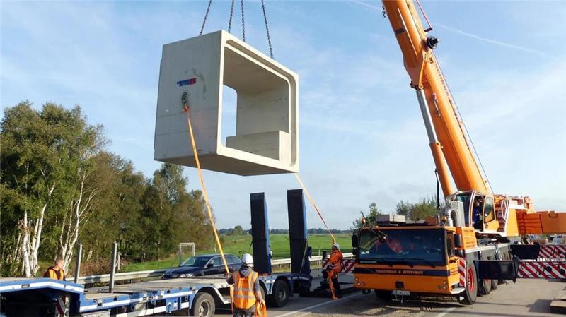 Baustellen und kein Ende: Wie geht es auf der A27 in Zukunft weiter? Bei Nordholz wird derzeit der Durchlass für den Altenbrucher Kanal erneuert. Dabei werden Betonteile durch die teilweise geöffnete Fahrbahn eingepasst.