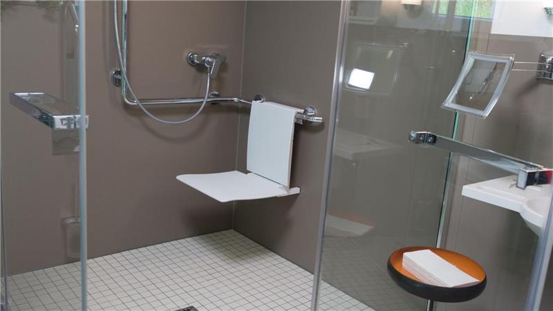 Bei Pflegegrad 1 gibt es finanzielle Unterstützung für Umbauten, etwa für eine barrierefreie Dusche. 