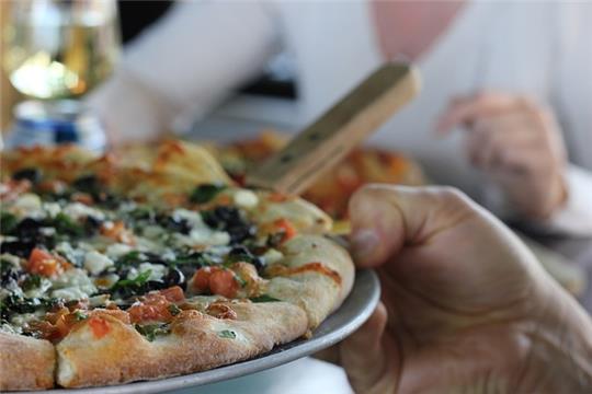Bei Pizza und Softdrinks wird zu aktuellen politischen Themen diskutiert. Foto: Pexels/Pixabay