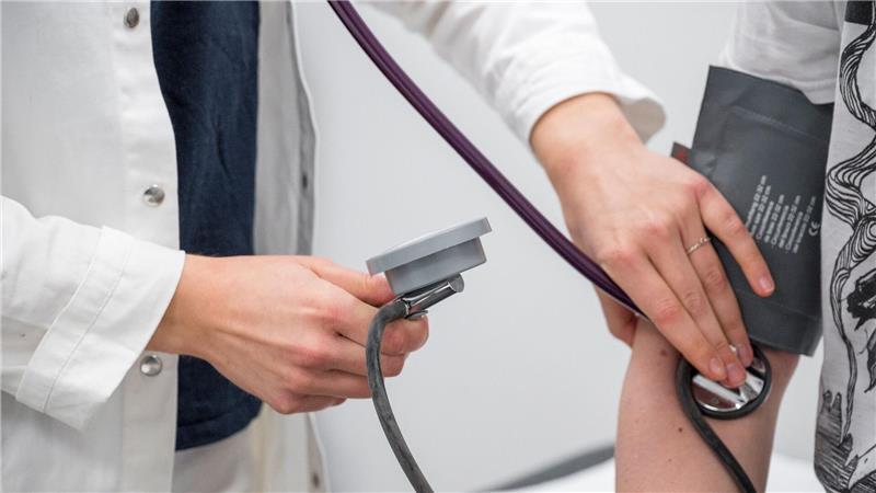 Bei Praxisärzten und Kliniken sollen Vergütungsanstiege gebremst werden. (Archivbild) 