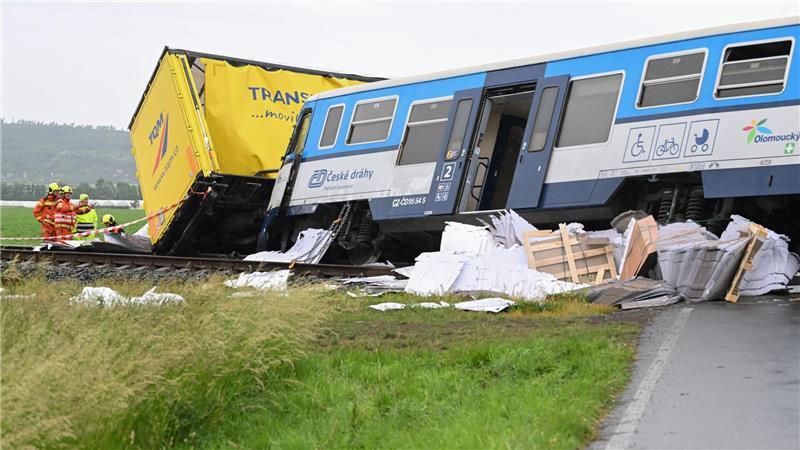 Bei Prostejov in Tschechien sind ein Personenzug und ein Lastwagen zusammengestoßen.