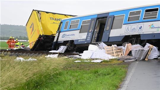 Bei Prostejov in Tschechien sind ein Personenzug und ein Lastwagen zusammengestoßen.