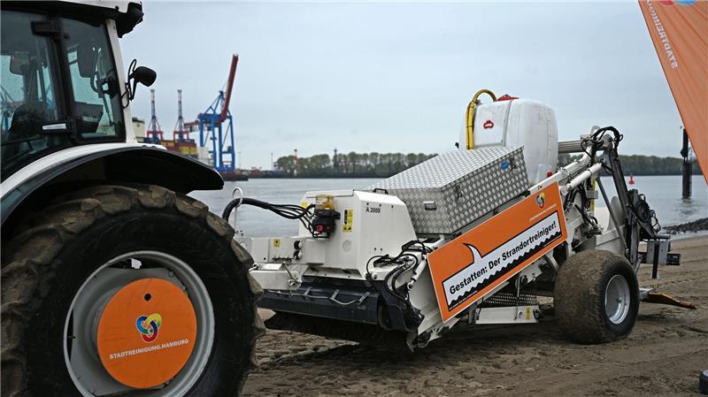 Bei Reinigen der Elbstrands in Hamburg wird auch schweres Gerät eingesetzt.
