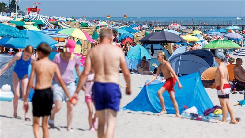 Bei Reisen von Eltern oder Großeltern mit Kindern steht Schleswig-Holstein hoch im Kurs. (Archivbild)