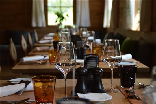 Bei Reservierungen planen Gastronomen entsprechend - wenn die Tische dann leer bleiben, ist das schlecht für das Geschäft, Mitarbeiter und andere Gäste. Foto: Pixabay