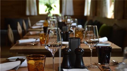 Bei Reservierungen planen Gastronomen entsprechend - wenn die Tische dann leer bleiben, ist das schlecht für das Geschäft, Mitarbeiter und andere Gäste.