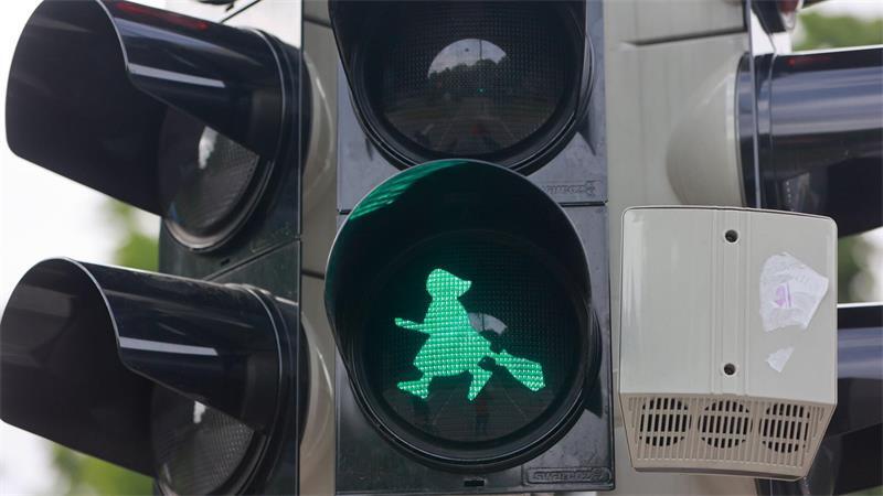 Ost-Ampelmännchen wird 65 – und hat kuriose Geschwister Bei Rot leuchtet in Wernigerode der Teufel, bei Grün die Hexe. (Archivbild)