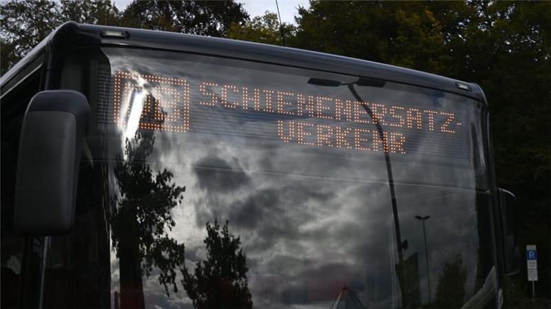 Bei Schienenersatzverkehren sollen Reisende besser informiert werden, fordert der Fahrgastverband Pro Bahn. (Symbolbild)