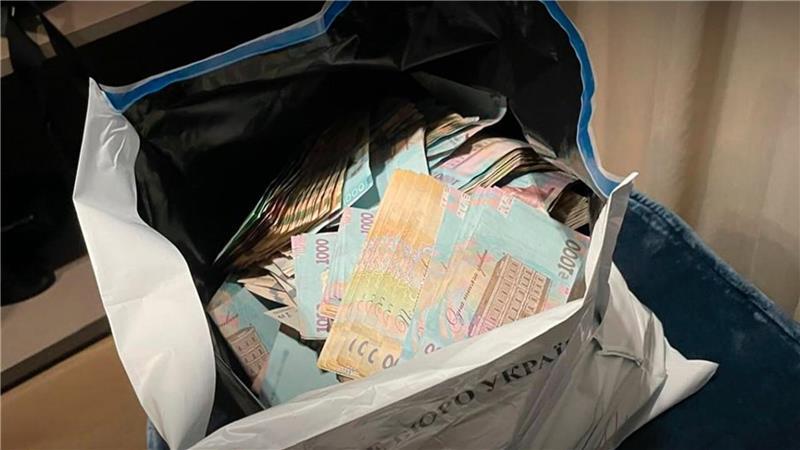 Bei Schmiergeldzahlungen werden in der Ukraine nach Erkenntnissen von Korruptionsjägern Taschen voll mit Bargeld übergeben.