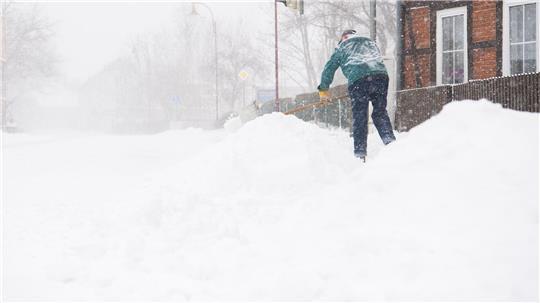 Bei Schnee und Eis müssen Anlieger und Eigentümer die Gehwege vor ihren Grundstücken räumen. (Archivbild) 