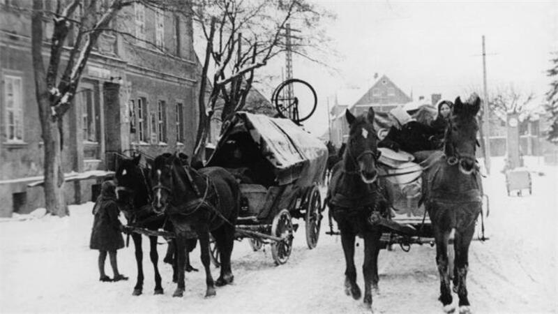 Bei Schnee und eisiger Kälte zog der Flüchtlings-Treck im Februar 1945 weiter nach Westen.