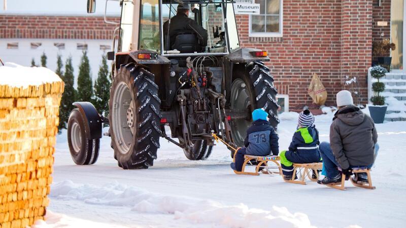 Bei Schnee ziehen schon mal die Traktoren Kinder auf Schlitten durchs Dorf. Aber ist der Spaß überhaupt erlaubt?