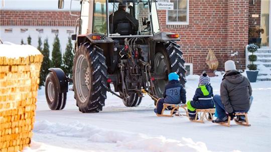 Bei Schnee ziehen schon mal die Traktoren Kinder auf Schlitten durchs Dorf. Aber ist der Spaß überhaupt erlaubt?