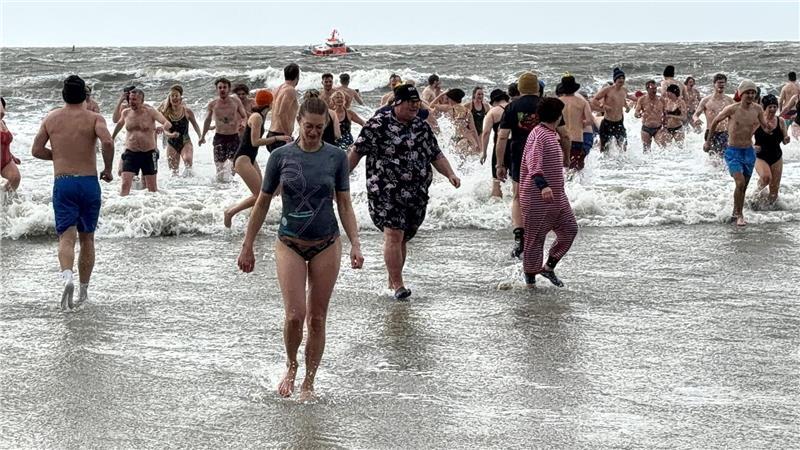 Bei Schneeregen stiegen Hunderte Schwimmer auf Norderney ins Wasser.