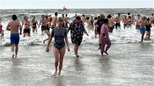 Bei Schneeregen stiegen Hunderte Schwimmer auf Norderney ins Wasser.