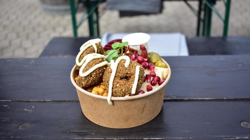 Bei Sohrab Rasuli am Elb-Frisch gibt es viel Fleischloses: Hier eine Falafel-Bowl mit Salat, Couscous, Hummus, Kichererbsen, Oliven, Roter Beete und dazu ein Granatapfeldressing.