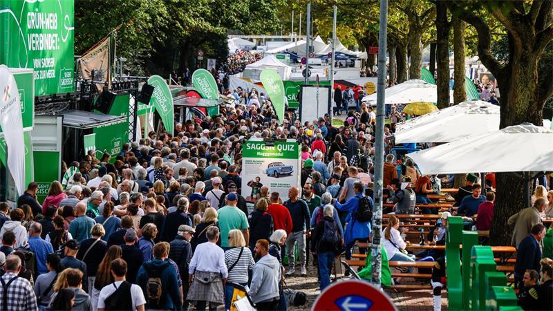 Hunderttausende feiern Einheitsfest in Bremen Bei Sonnenschein und milden Temperaturen schlenderten die Menschen von einem Stand zum nächsten.