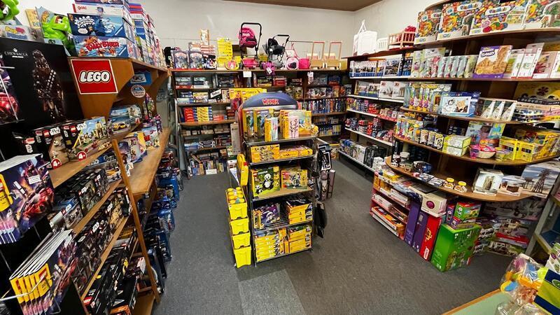 Bei Spiel und Sport Grob in Buxtehude gibt es auf 170 Quadratmeter Fläche rund 70.000 Artikel.