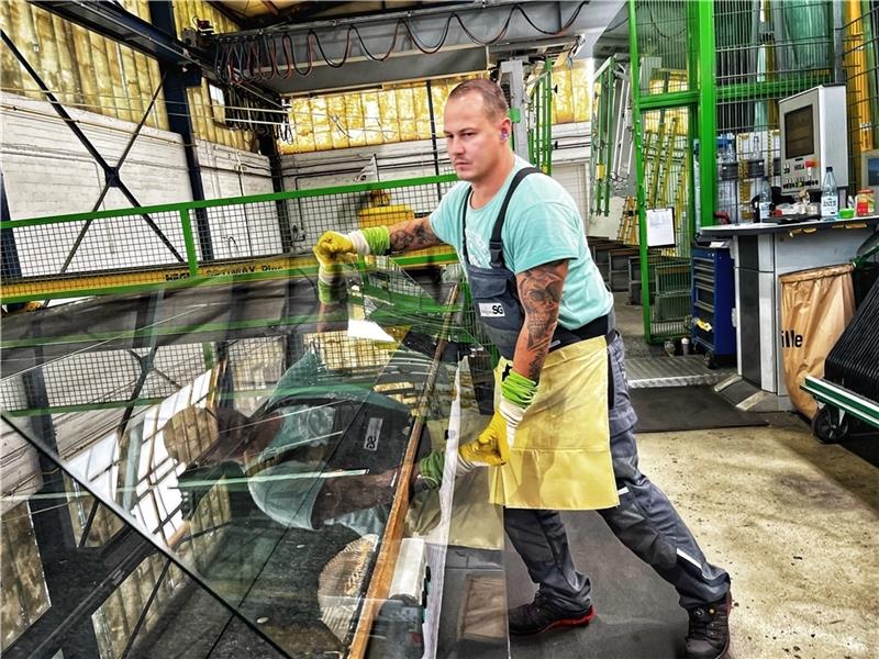 Bei Stader Glas nimmt Toni Hoffmann eine zugeschnittene Glasscheibe vom Schneidetisch. Foto: Richter