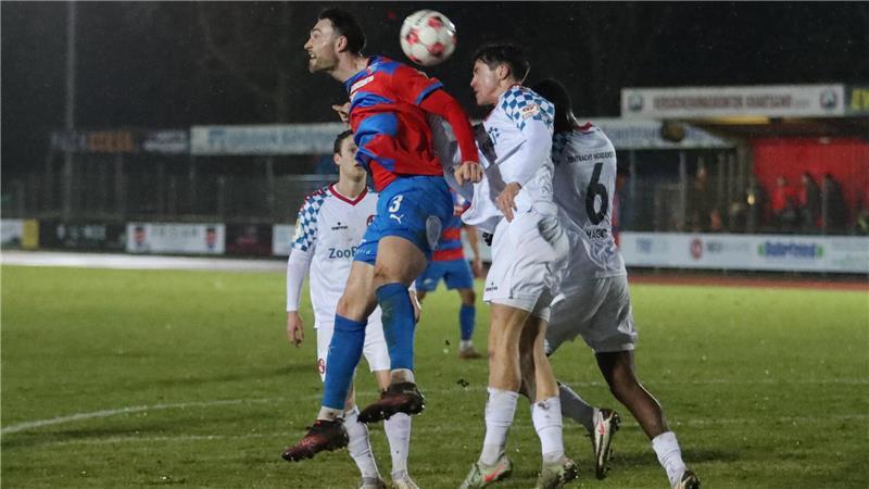 Bei Standards in der Offensive immer gefährlich: D/A-Innenverteidiger Tjorve Mohr.