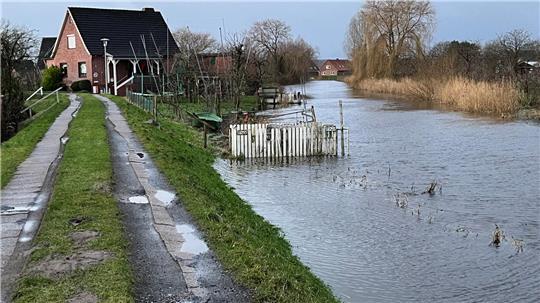 Bei Starkregen tritt die Lühe über ihre Ufer. Problematisch wird es, wenn das Sperrwerk gen Elbe wegen einer Sturmflut dicht ist.
