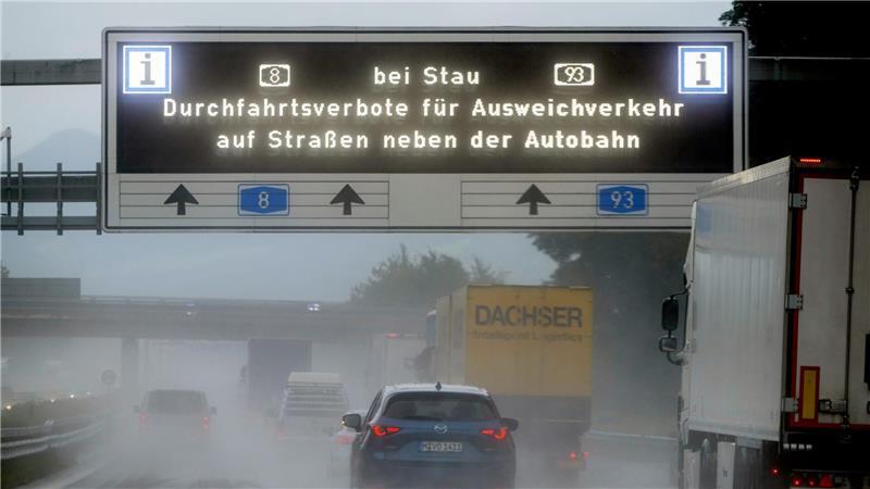 Autobahn-Stauprognose zu Ostern – Wo es auf A1 und A7 eng wird Bei Stau auf der Autobahn lieber die Landstraße nehmen? Das könnte in Bayern die Polizei auf den Plan rufen. (Archivbild)
