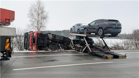 Bei Stuckenborstel geriet ein Autotransporter-Gespann auf der glatten Autobahn ins Schleudern.