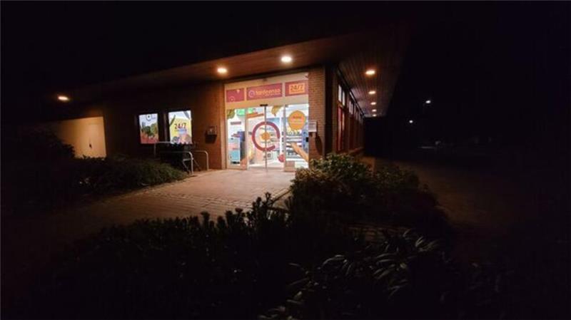 Bei Tante Enso brennt noch Licht: Nachts, wenn die meisten Ihlienworther schon in den Federn liegen, lädt der Supermarkt noch zum Einkaufen ein.