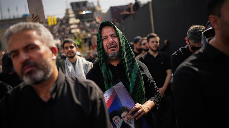 Trauerfeiern für Chamenei - Machtdemonstration in Teheran Bei Temperaturen von mehr als 30 Grad strömten Tausende Anhänger zum Veranstaltungsort.