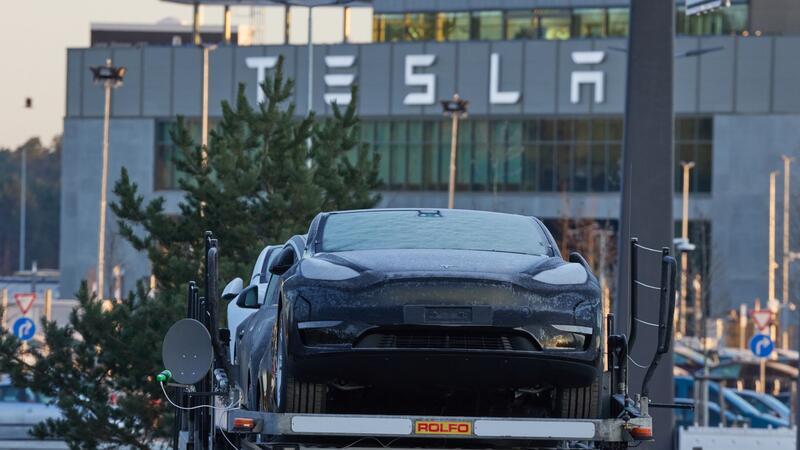 Bei Tesla in Grünheide sind laut dem Unternehmen deutlich weniger als 3000 Arbeitsplätze vom Stellenabbau betroffen.