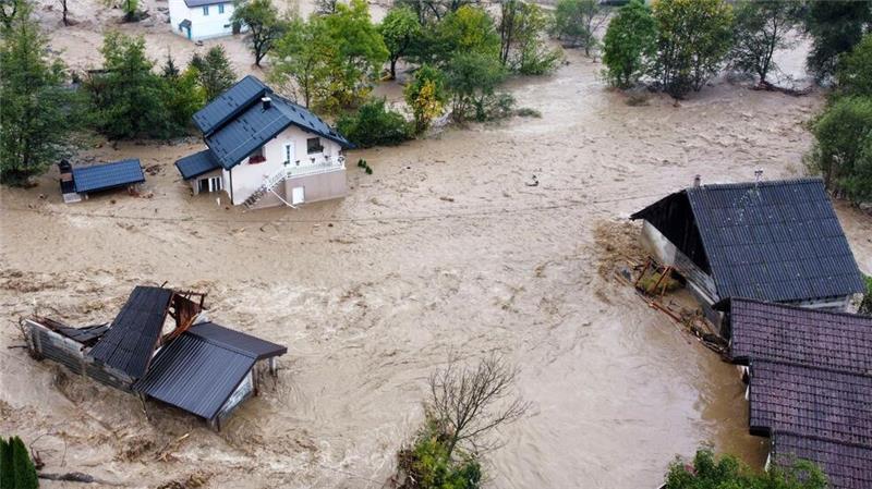 Erdrutsche und Hochwasser in Bosnien-Herzegowina - 18 Tote Bei Überschwemmungen und Erdrutschen in Bosnien-Herzegowina kamen mindestens 18 Menschen ums Leben (Foto aktuell).