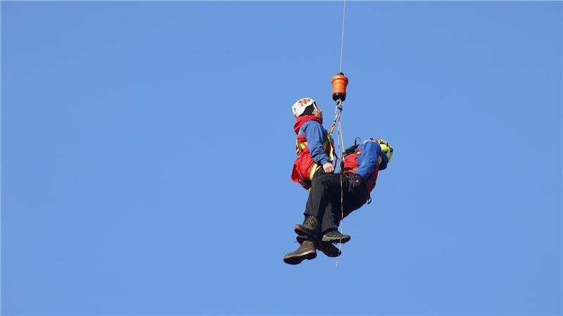 Leichtsinn am Berg: Mit dem Kleiderbügel im Steig Bei Übungen wird die Rettung per Seilwinde mit dem Helikopter geprobt. (Archivbild)