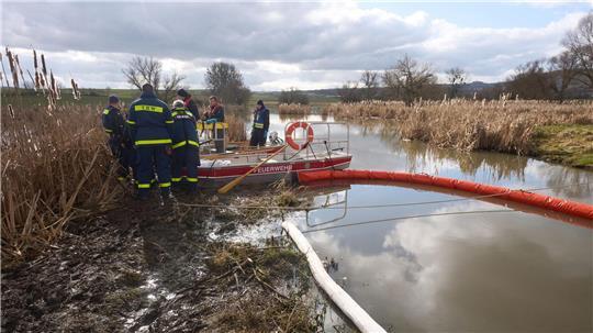 Bei Unfällen gelangen immer wieder Schadstoffe ins Wasser. (Symbolbild)