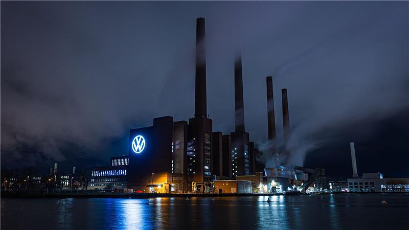 VW zieht Bilanz fürs dritte Quartal - Porsche belastet Bei VW in Wolfsburg drohen rote Zahlen - wegen der Probleme bei Porsche. (Archivbild)