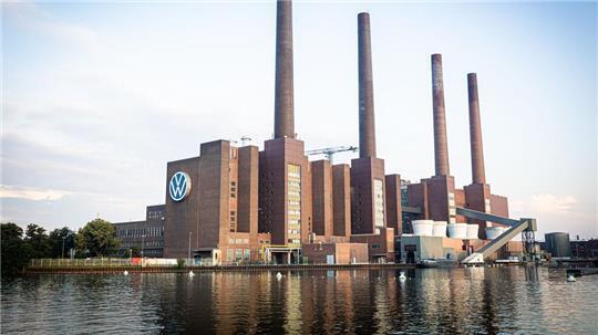 Bei VW stehen Werksschließungen und Entlassungen zur Debatte. (Archivbild)