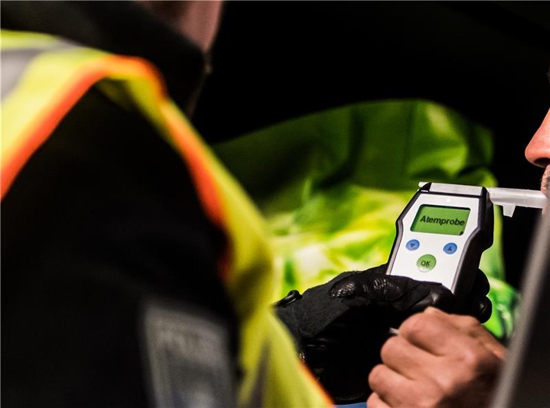 Polizei stoppt Lkw-Fahrer mit 2,5 Promille am Steuer Bei Verdacht muss ein Atemalkoholtest durchgeführt werden. Foto: dpa
