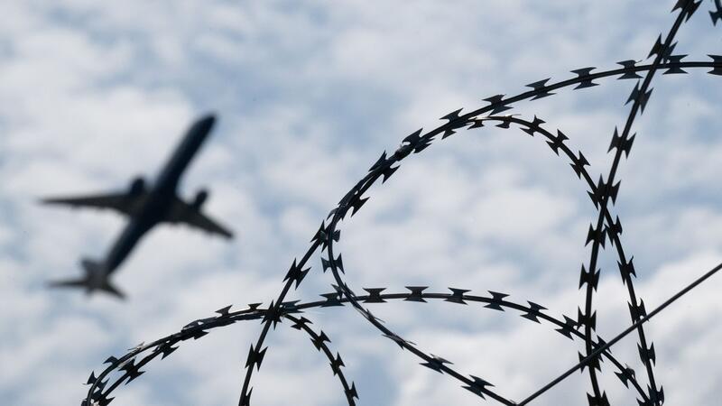 Abschiebedebatte: Doch mit den Taliban verhandeln? Bei Verhandlungen mit den Taliban über Abschiebungen schwerstkrimineller Afghanen hat der IMK-Vorsitzende Stübgen keine Vorbehalte.