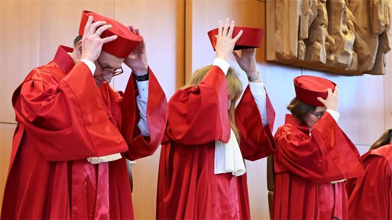 Bei Verhandlungen und Verkündungen tragen die Richterinnen und Richter rote Roben. (Archivbild)