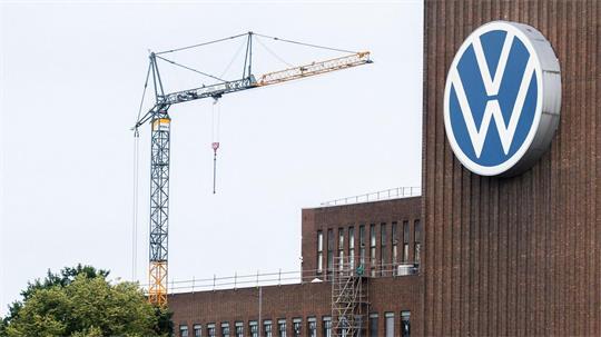 Bei Volkswagen hat es überraschend eine Einigung über die Sanierungspläne des Vorstands gegeben. (Archivbild)
