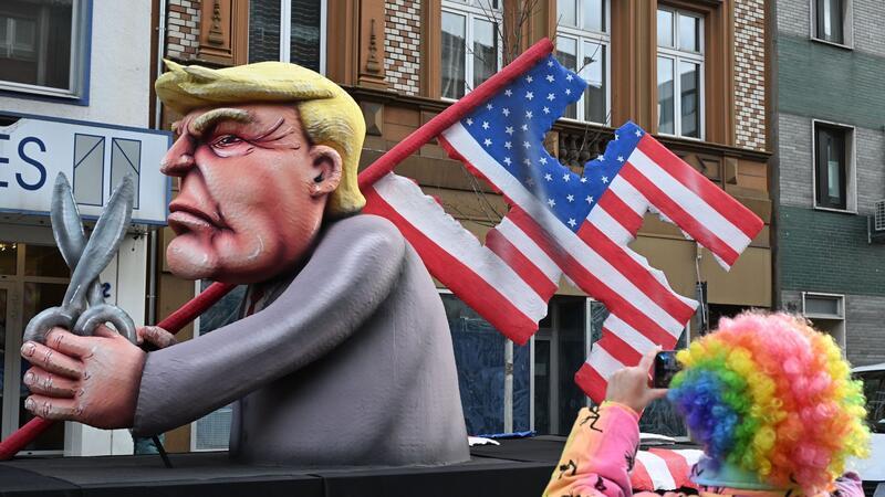 Rosenmontagszüge in Köln, Düsseldorf und Mainz unterwegs Bei Wagenbauer Jacques Tilly hat Donald Trump aus der US-Flagge ein Hakenkreuz geschnitten.