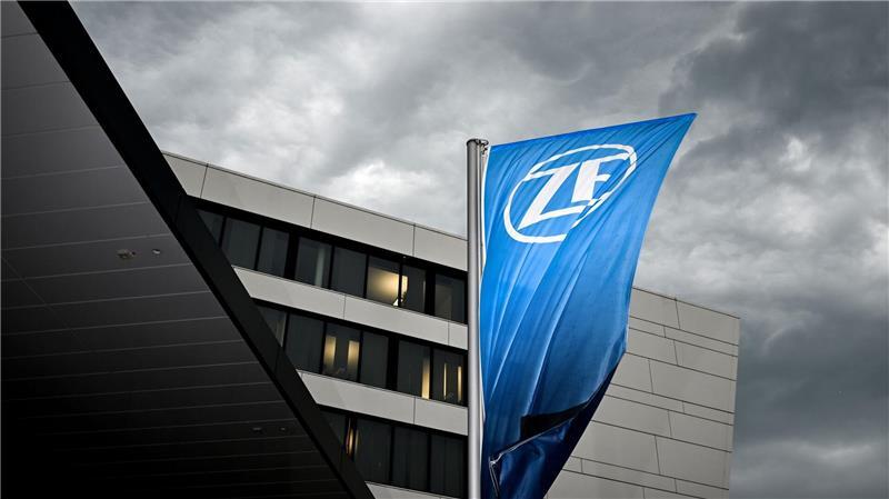 ZF-Proteste: Betriebsrat erwartet mehr als 4.000 Menschen Bei ZF stehen die Zeichen auf Sturm - am Dienstag gehen mehrere Tausend Beschäftigte auf die Straße. (Archivbild)