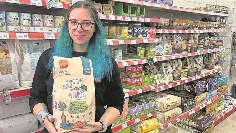 Bei Zoo & Co. in der Deichgräfenstraße in Nordenham gibt es fleischhaltiges und veganes Hundefutter. Die Inhaberin, Jacqueline Munke, berät Kunden für die richtige Wahl.