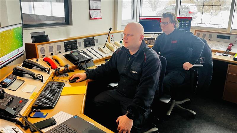 Bei Zug I in Buxtehude, in der Kommunalen Einsatzleitung, haben der stellvertretende Stadtbrandmeister Jan Durhack und sein Kollege Thies Esch die Lage im Blick - und die Wetterkarte.