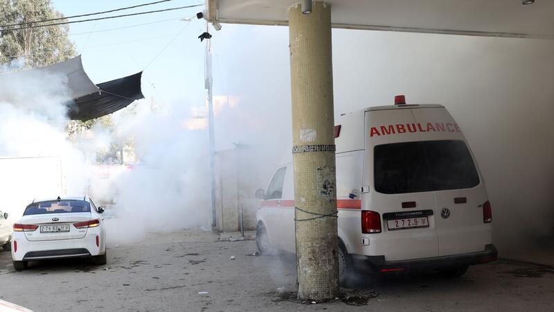 Israel: Kampfgeist der Hamas gebrochen - Neue UN-Abstimmung Bei Zusammenstößen zwischen palästinensischen Demonstranten und israelischen Soldaten wird neben einem Krankenhaus in Dschenin Tränengas freigesetzt.