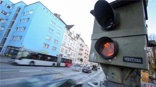 Bei acht Punkten wird die Fahrerlaubnis entzogen, frühestens nach Ablauf von sechs Monaten darf eine neue erteilt werden.