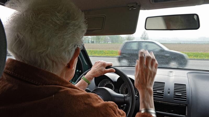 Bei älteren Autofahrern gibt es oft andere Unfallursachen als bei jüngeren. (Symbolbild)