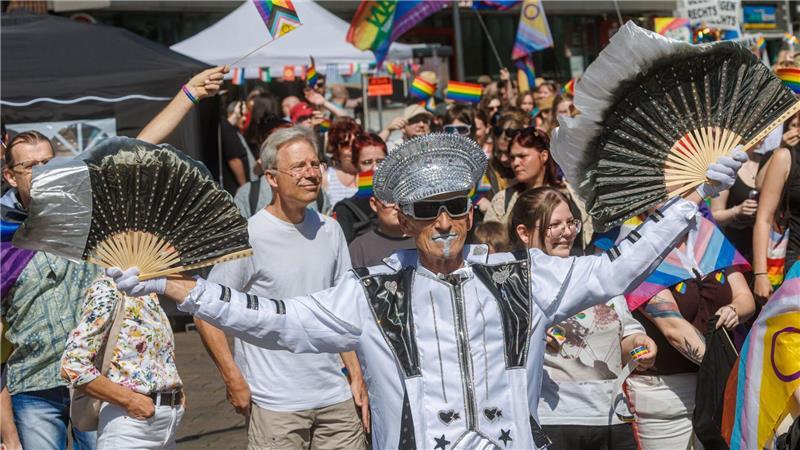 Großer Andrang zur Pride Parade in Lübeck Bei bestem Sommerwetter feierte die Menge ein buntes Fest.