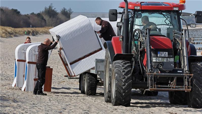 Bei bestem Wetter wurden die ersten Strandkörbe auch am Strand von Zingst aufgestellt.