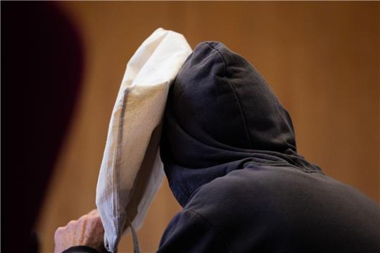 Bei dem Angeklagten handelt es sich um einen bereits verurteilten Doppelmörder.